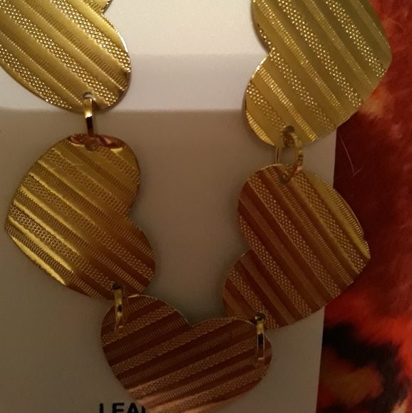 MINIMALIST Gold Heart Necklace & Earrings set - Picture 8 of 9